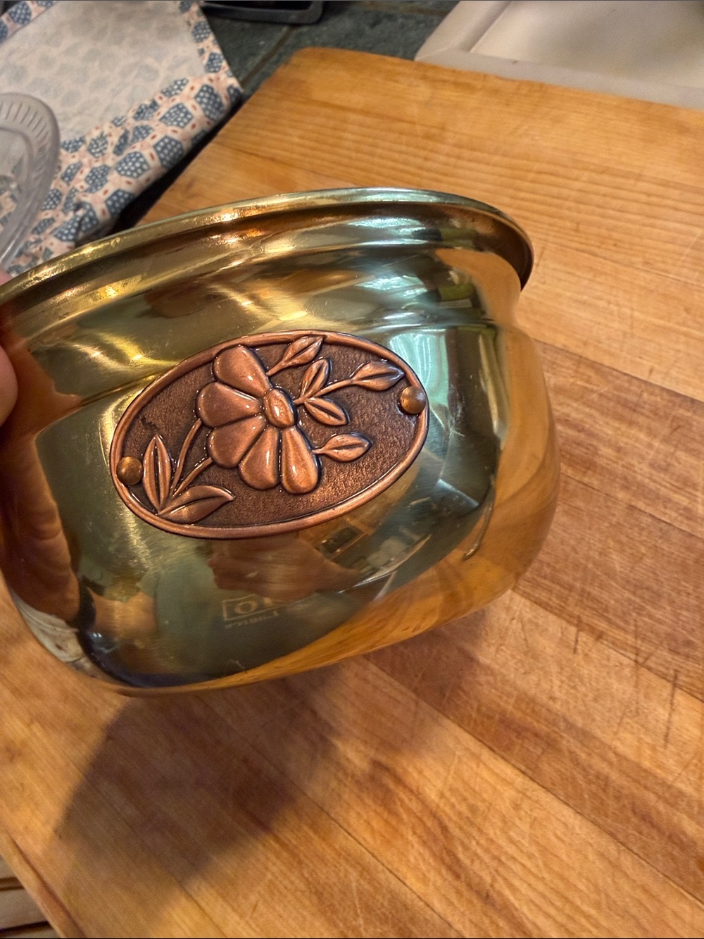 vintage Princess House brass planter bowl featuring a copper floral emblem - Picture 4 of 6
